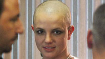 Britney Spears goes bald